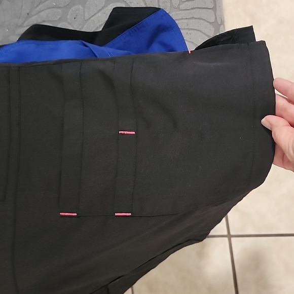 Lot of 3 scrub tops women's medium - Picture 9 of 9